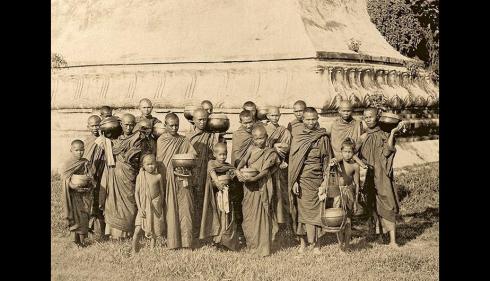 Monjes budistas birmanos; fotografía del siglo XIX
